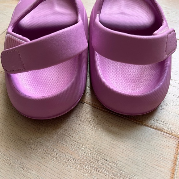 Bright, durable sandals with Velcro closure - Picture 3 of 3